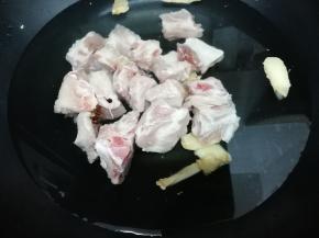 锅里加入适量的水，在把姜，料酒和花椒放入，然后在把排骨放入锅中焯水，去除血水