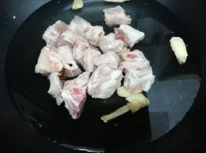 锅里加入适量的水，在把姜，料酒和花椒放入，然后在把排骨放入锅中焯水，去除血水