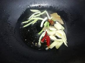 锅中加入适量的油烧到七成热时，在把葱，姜，蒜，花椒，大料，香叶和小米椒放入烧出香味