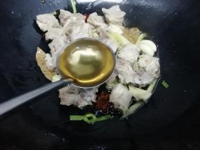 在加入料酒炒均匀