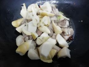  在把笋尖放入锅中炒二下