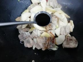 在加入生抽翻炒均匀