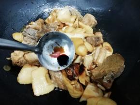 加入老抽翻炒一分钟左右