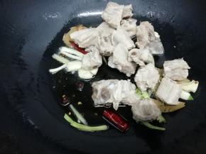 在把排骨放入翻炒片刻