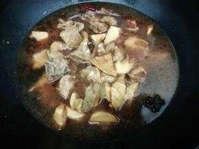 在加入和食材一平的水，大火烧开，转中火煮到熟，然后转大火收汁，关火出锅