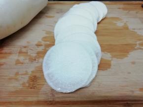 白萝卜洗干净切去两头，然后去皮切成片