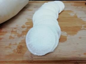 白萝卜洗干净切去两头，然后去皮切成片