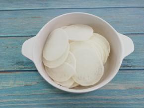 把白萝卜片放入碗中