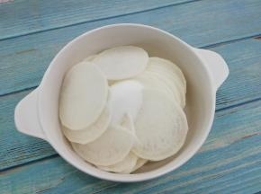再加入盐，带上一次性手套拌均匀