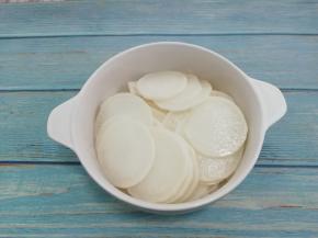 拌好的萝卜片腌制30分钟