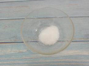  碗中加入白糖