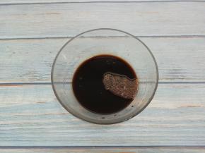 加入生抽，搅拌均匀成腌料