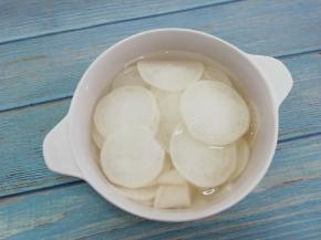 腌制好的白萝卜加入凉开水，然后把水挤出来