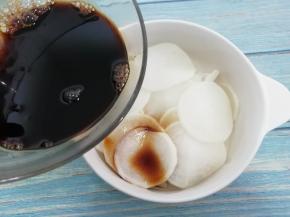 萝卜片中加入调好的腌料，用筷子拌均匀