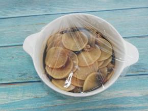 然后盖上保鲜膜，放入冰箱腌制一晚