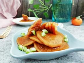 腌制一晚的萝卜取出来就可以食用了