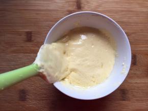 将面糊舀一点到玉米油中，搅拌均匀，再倒回面糊中翻拌均匀