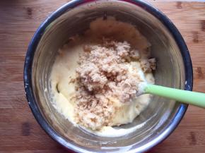 最后放入肉松（这是我自己做的肉松）翻拌均匀