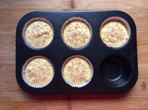 撒上白芝麻，放入预热好的烤箱170度，上下火，中层25分钟