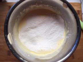 筛入低筋面粉，翻拌均匀