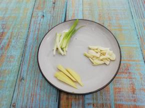 葱一切两段，，姜切成小粗丝，蒜先切片在切成粗丝