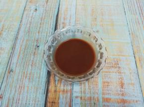 酱中放入适量的水调均匀