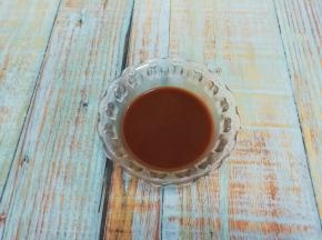 酱中放入适量的水调均匀