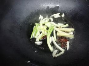 锅里加入适量的油烧到七成热时，把调料放入锅中炒出香味