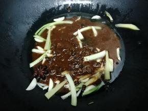  然后放入酱汁炒出酱香味