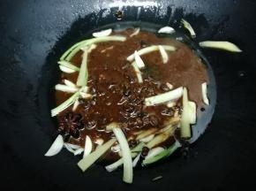  然后放入酱汁炒出酱香味