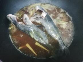 然后把黄骨鱼放入锅中