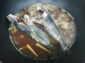 然后把黄骨鱼放入锅中