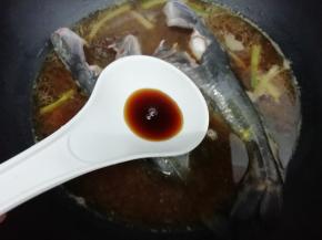 在加入香醋继续大火烧开，转中火烧