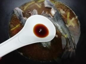 在加入香醋继续大火烧开，转中火烧
