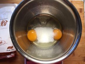 鸡蛋加入白砂糖，用电动打蛋器打发