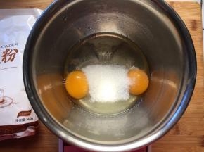 鸡蛋加入白砂糖，用电动打蛋器打发