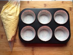 将面糊装入裱花袋，挤入模具中，