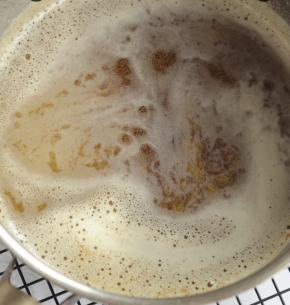 首先来做褐色黄油，将锅中的黄油小火加热至褐色，有浓郁的坚果香味，关火。