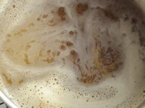 首先来做褐色黄油，将锅中的黄油小火加热至褐色，有浓郁的坚果香味，关火。