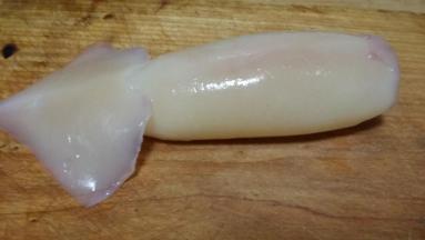 鱿鱼洗净去表面筋膜切花刀备用。