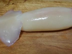 鱿鱼洗净去表面筋膜切花刀备用。