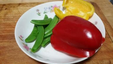 黄椒、红椒、洗净改刀切小块，甜豆去筋改刀备用。