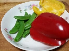 黄椒、红椒、洗净改刀切小块，甜豆去筋改刀备用。