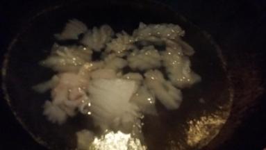 打好花的鱿鱼汆水，捞出沥干水分备用。