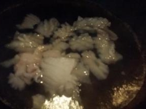 打好花的鱿鱼汆水，捞出沥干水分备用。