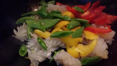 淋好料酒加牛奶、糖、盐、鸡粉快速翻炒。