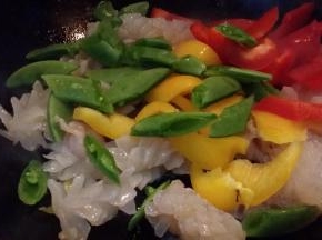 淋好料酒加牛奶、糖、盐、鸡粉快速翻炒。