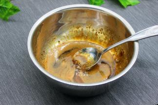 红糖粉和全蛋液混合，搅拌均匀无颗粒状，如果是片状的红糖要用隔水加热的方式，融化红糖。