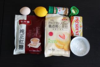 饼干食材：低筋粉100克、红糖粉15克、盐1克、糖粉25克、鸡蛋15克、黄油45克、姜粉1克。装饰食材：糖粉30克、蛋清2克、柠檬汁2克
