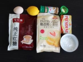 饼干食材：低筋粉100克、红糖粉15克、盐1克、糖粉25克、鸡蛋15克、黄油45克、姜粉1克。装饰食材：糖粉30克、蛋清2克、柠檬汁2克